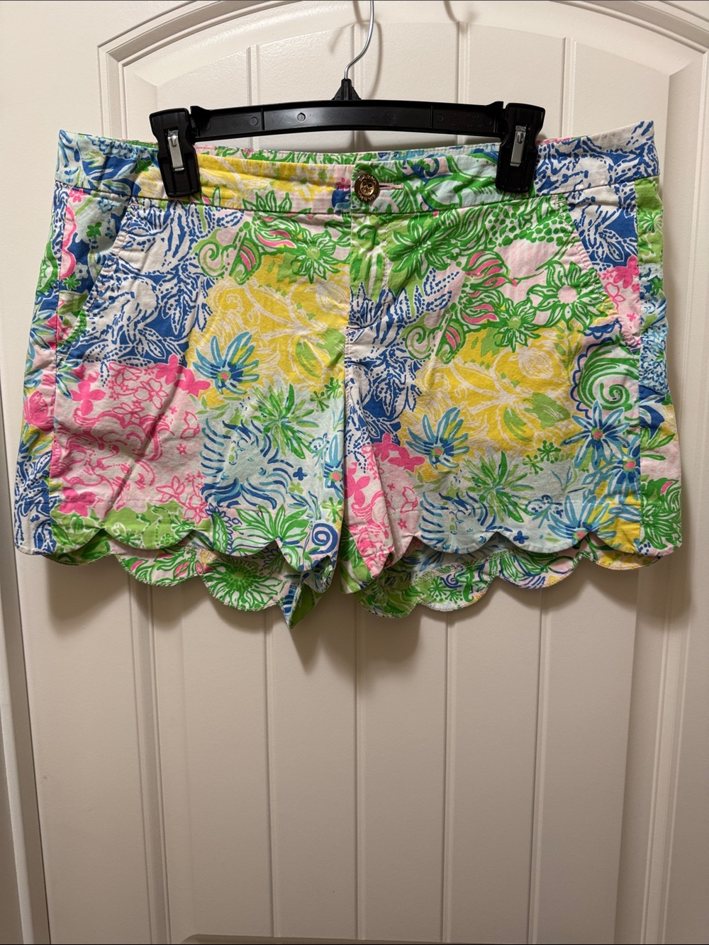 Lilly Pulitzer Buttercup Scallop Shorts “hibiscus stroll” print ~ size 12 EUC
